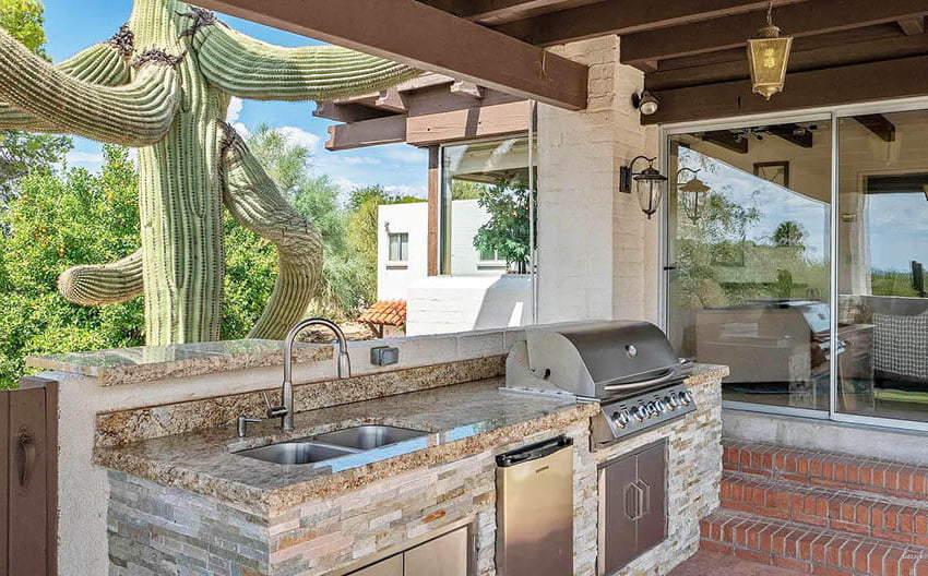 outdoor-kitchen-with-beige-granite-countertop Orlando